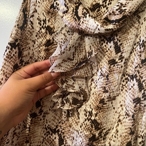 White House | Black Market Snake Ruffle Shell Biz Tank - Picture 5 of 5